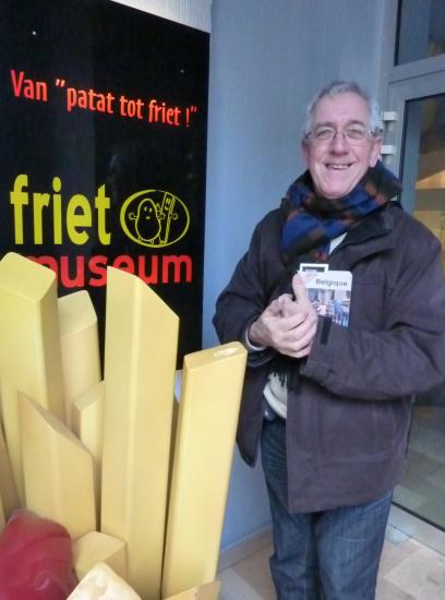 devant le musée de la frite, à Bruges